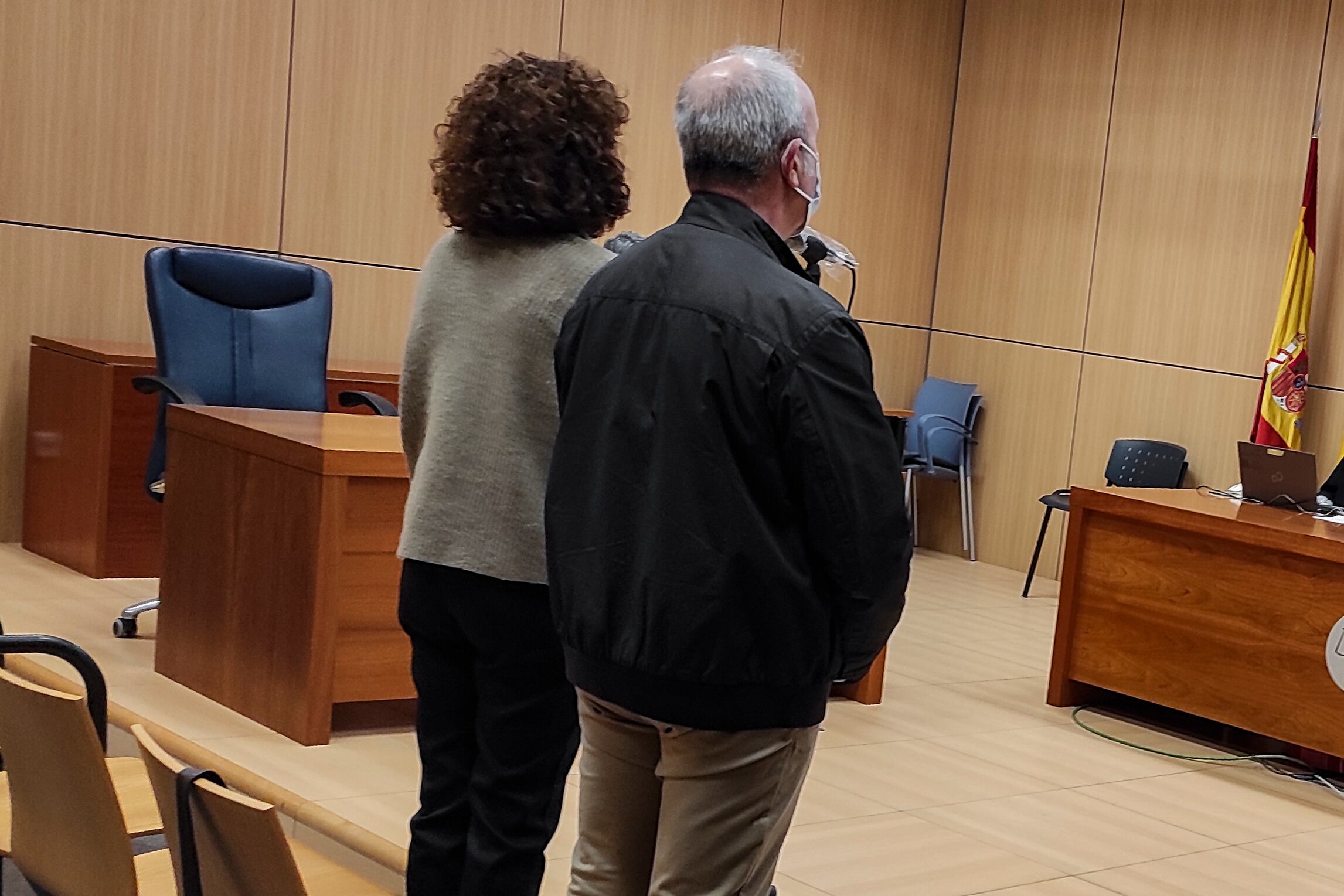 Los dos funcionarios acusados en la Audiencia de Valencia este jueves. 