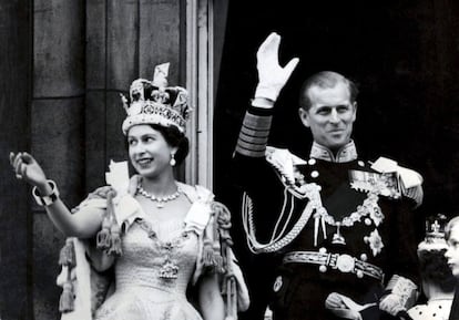 Imagem da rainha Elizabeth II da Inglaterra, usando a coroa imperial do Estado, enquanto seu marido, o duque de Edimburgo, usa o uniforme de Almirante da Armada, na sacada do Palácio de Buckingham em Londres (Reino Unido), depois da coroação da rainha na Abadia de Westminster, em 2 de junho de 1953.