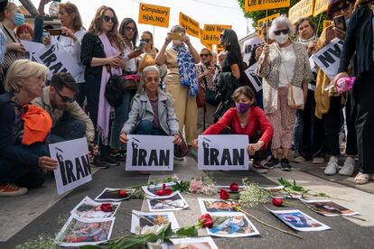 Manifestantes frente a la Embajada de Irán en Madrid, este miércoles. 