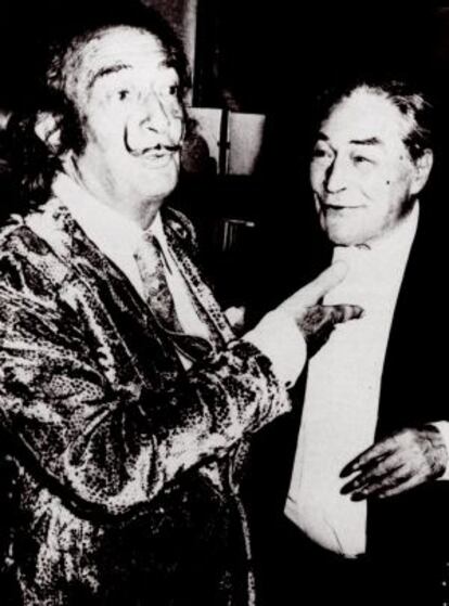 Josep Pla (d.) con Salvador Dalí en el Hotel Palace en una visita a Madrid.