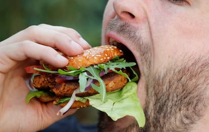 Una hamburguesa hecha con larvas de cucarrón ideada por la 'start-up' alemana Bug Foundation. 