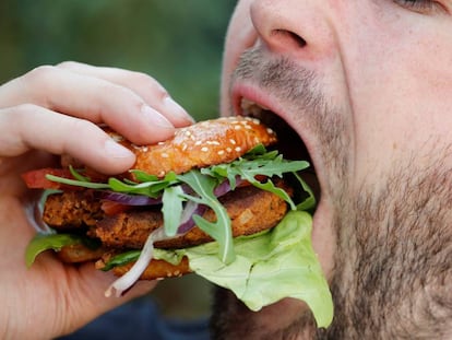 Una hamburguesa hecha con larvas de cucarrón ideada por la 'start-up' alemana Bug Foundation. 