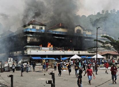 El mercado local en Fakfak es incendiado durante una protesta en la provincia de Papúa (Indonesia). El país ha desplegado a más de 1.000 efectivos de seguridad en la provincia de Papúa Occidental en medio de la propagación de manifestaciones violentas, provocadas por el arresto de estudiantes de Papúa en Java Oriental.