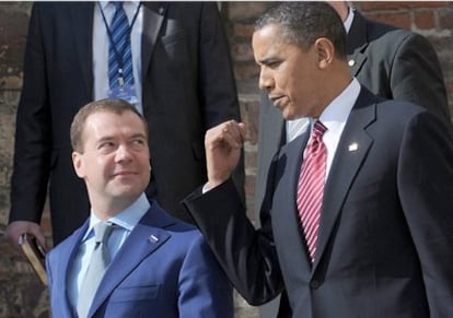 Los presidentes de Rusia, Dmitri Medvédev, y EE UU, Barack Obama, en el castillo de Praga, donde esta mañana firmarán el tratado Nuevo START de reducción de arsenales nucleares.