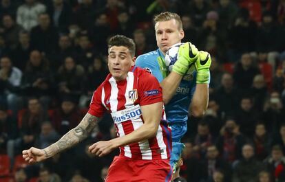 Bernd Leno (d), portero del Leverkusen, y el defensa uruguayo José María Giménez (i) durante el partido.