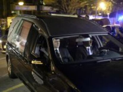 El coche con los restos mortales de Emilio Botín llega a la casa familiar en Santander.