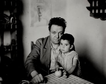 En una fotografía de 1927, Guadalupe Rivera Marín con su padre.