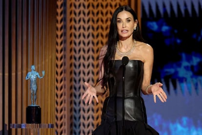 Demi Moore, ganadora del premios del sindicato de actores como mejor actriz por 'La sustancia', el 23 de febrero en el Shrine Auditorium de Los ?ngeles, California. 