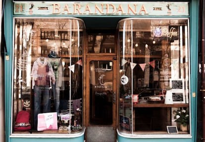 Escaparate del bar, restaurante y tienda Barandana, en Madrid.
