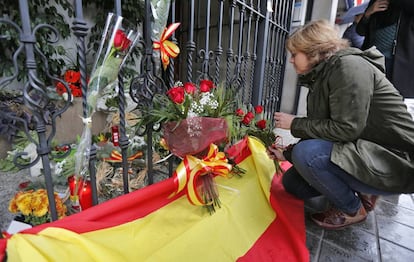 Dedicatorias de los ciudadanos en la puerta de la casa de Rita Barberá.