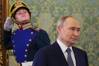 Vladímir Putin accede a un salón antes de un encuentro oficial en el Kremlin, en Moscú, este lunes.