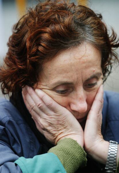 "Estoy aquí porque quiero saber la verdad. ¿Por qué fuimos un objetivo terrorista?". Así se expresaba Concha Martín, una de las concentradas frente al Congreso durante la comparecencia de José Luis Rodríguez Zapatero.