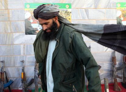 Un combatiente talibán entrega las armas al rendirse al Gobierno de la provincia de Herat.