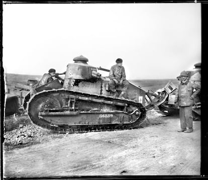 Agosto 1918. Un tanque cerca de Moreuil (nota manuscrita del autor sobre el negativo de vidrio).