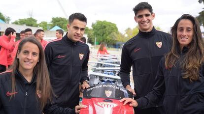 Jugadores de las plantillas masculina y femenina de fútbol acompañaron en un entrenamiento a los remeros.