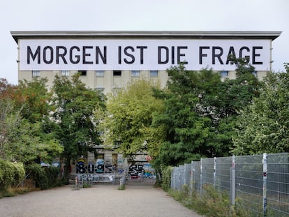 El edificio del Studio Berlin con la pancarta con el mensaje “Mañana es la cuestión”.