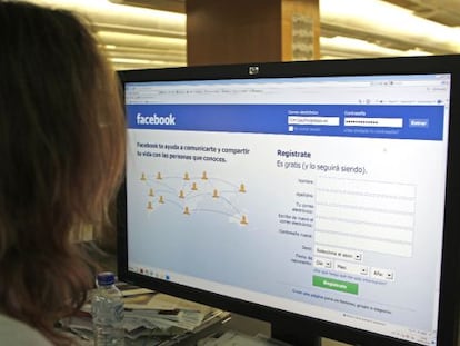 Un usuario se registra en la red social Facebook. 