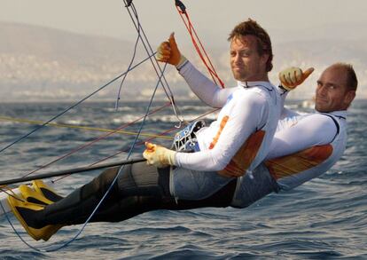 Los españoles Iker Martínez (derecha) y Xabi Fernández alzan los pulgares en señal de triunfo durante una de las regatas de la categoría '49er', antes de colgarse el oro en Atenas 2004. En Pekín 2008, fueron plata en la misma clase.