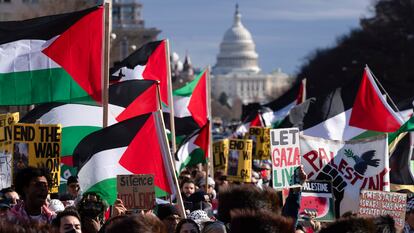 Manifestantes protestan contra los ataques a Gaza en las afueras del Capitolio de Estados Unidos, en Washington, en 2024.
