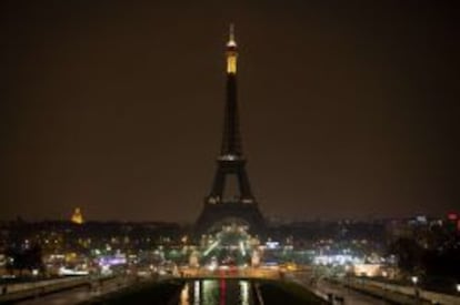 The Eiffel tower is seen before submerging into darkness at 8:30 pm (local time) as part of the Earth Hour switch-off on March 23, 2013 in Paris. Organisers expect hundreds of millions of people across more than 150 countries to turn off their lights for 60 minutes on Saturday night -- at 8:30 pm local time -- in a symbolic show of support for the planet. While more than 150 countries joined in last year&#039;s event, the movement has spread even further afield this year, with Palestine, Tunisia, Suriname and Rwanda among a host of newcomers pledging to take part. AFP PHOTO BERTRAND LANGLOIS