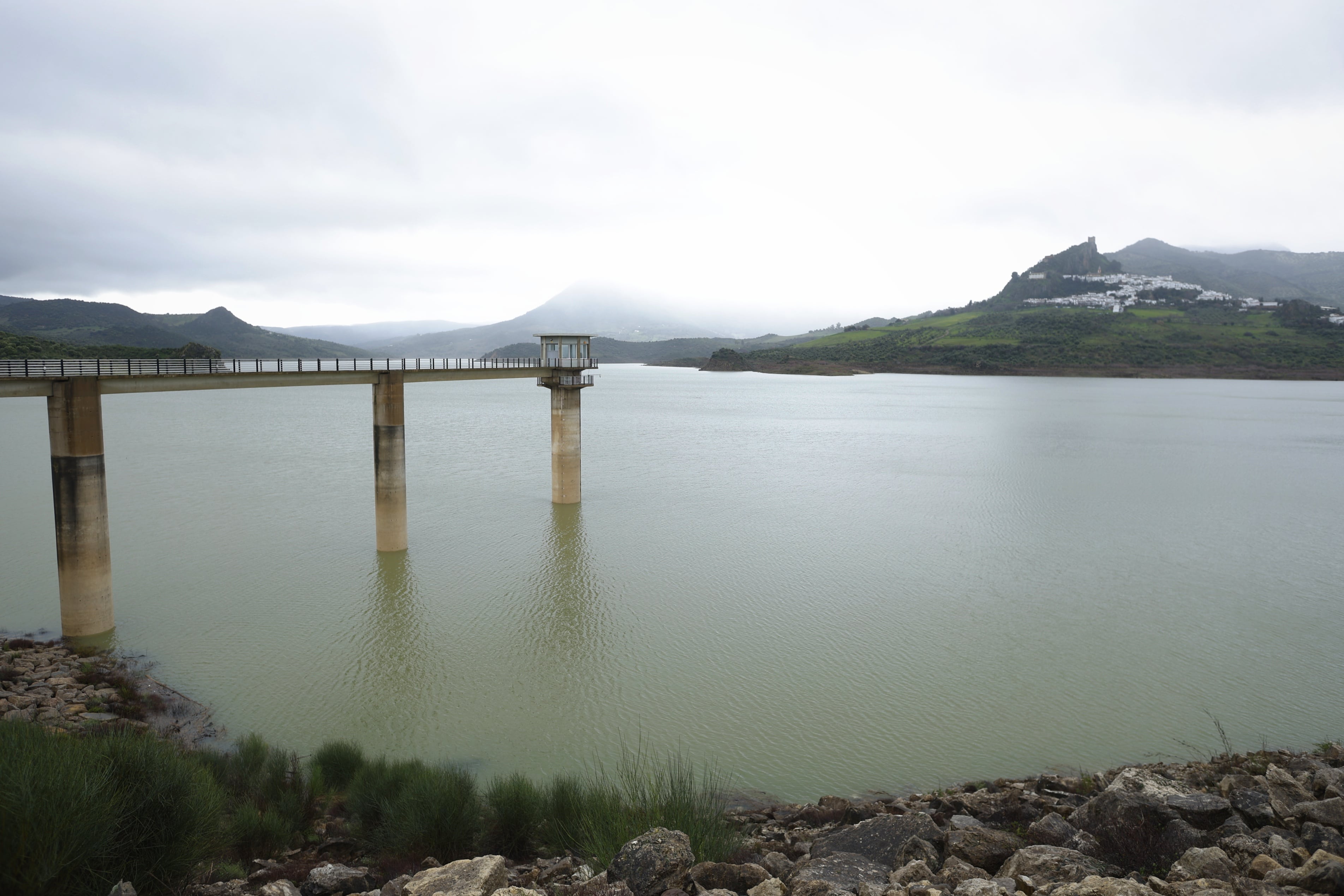 El embalse de Zahara-El Gastor, en la provincia de Cádiz, está este martes al 65% de su capacidad.