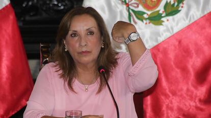 La presidenta de Perú, Dina Boluarte, muestra sus joyas en una rueda de prensa el pasado 5 de abril, en Lima (Perú).