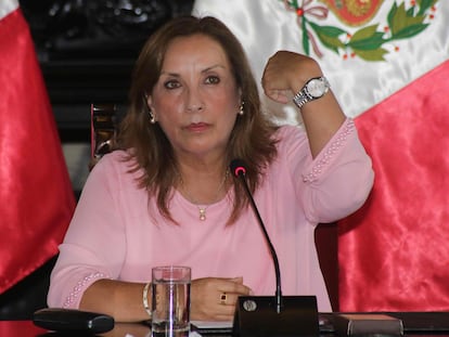 La presidenta de Perú, Dina Boluarte, muestra sus joyas en una rueda de prensa el pasado 5 de abril, en Lima (Perú).