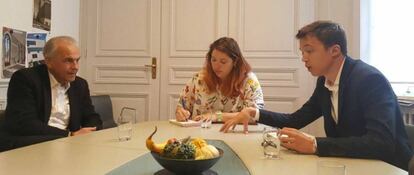 Errejón (derecha), en su reunión con el alcalde de Ginebra.