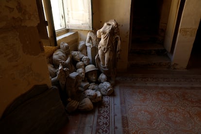 Un puñado de estatuas en un rincón de Villa Guardamangia, residencia de Isabel II y Felipe de Edimburgo en Malta entre 1949 y 1951.