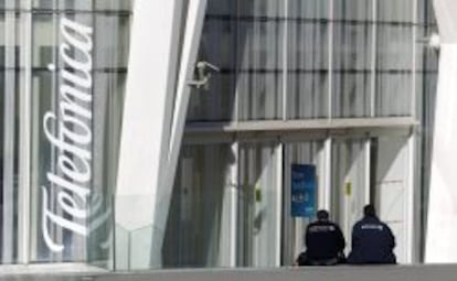 Trabajadores a la entrada de la torre de Telef&oacute;nica en Barcelona.