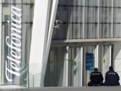 Trabajadores a la entrada de la torre de Telef&oacute;nica en Barcelona.