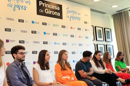 La princesa Leonor y la infanta Sofía en una reunión con jóvenes organizada por la Fundación Princesa de Girona, el 4 de julio de 2023.