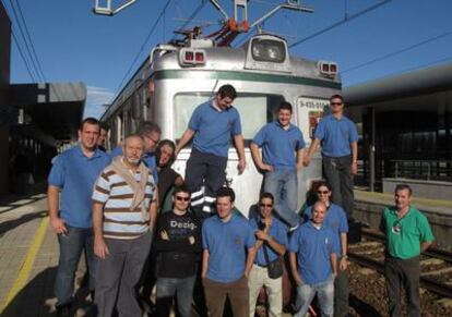 Miembros de la Asociación de Amigos del Ferrocarril de Madrid delante del tren <i>La Suiza</i>, en Calatayud.