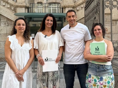 Emilio Delgado y un grupo de concejales de Mas Madrid durante la entrega de su propuesta sobre vivienda en el Sur de la Comunidad de Madrid
