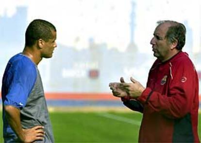 Rivaldo y Carles Rexach intercambian impresiones durante el entrenamiento del jueves.