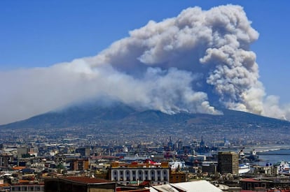 Vista de la columna de humo provocada por el incendio en el Vesubio, en Napoles, el martes.