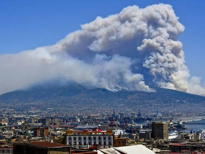 Un incendio en el monte Vesubio, en Napoles, el año pasado.