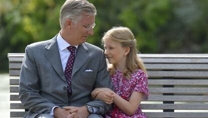 El rey de Bélgica y su hija Elisabeth, de 12 años.