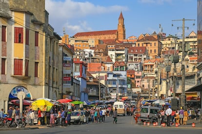 Ambiente en el distrito de Analakely, en la ciudad de Antananarivo (Madagascar).