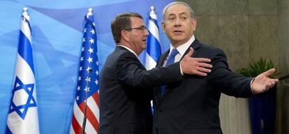 El primer ministro israelí, Benjamin Netanyahu (derecha), con el secretario de Defensa de EE UU, Ashton Carter, este martes en Jerusalén.