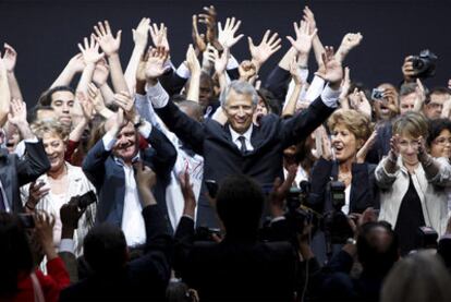 Dominique de Villepin saluda a sus simpatizantes en el acto de presentación en París de su nuevo partido