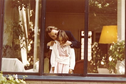 Laurence Debray, con su padre Régis, en una foto del álbum familiar.