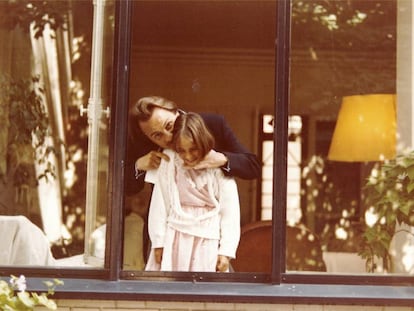 Laurence Debray, con su padre Régis, en una foto del álbum familiar.