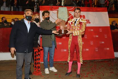 Fernando Adrián recibe la Copa Chenel de manos de Victorino Martín, a la izquierda, y Miguel Abellán.