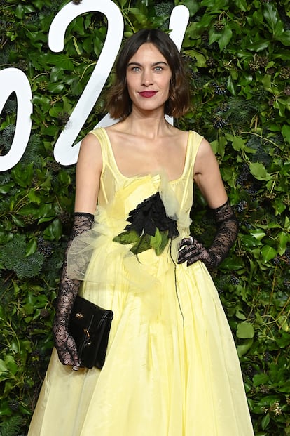 Alexa Chung se atrevió con el amarillo pastel de este vestido midi de Caroline Hu. Sus zapatos son de Manolo Blahnik.