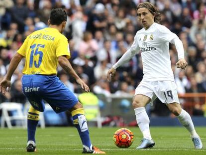 Modric encara a Mesa, durante el partido. 