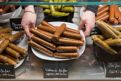 Salchichas veganas en el mostrador de un local, en Berlín.