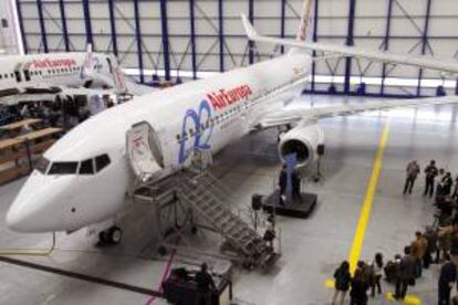 Vista del nuevo avión Boing 737-800, el número veinticinco que recibe Air Europa del fabricante de estos aparatos en Seattle (EEUU), que ha sido presentado esta mañana en el aeropuerto de Palma, por el presidente ejecutivo de la compañía española, Juan José Hidalgo.