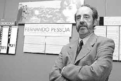 Lorenzo Pelegrín, ante uno de los paneles de la exposición.