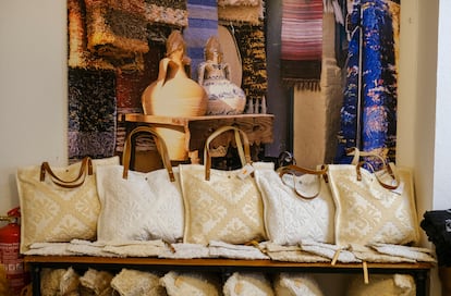 Detalle de un rincón de la tienda de artesanía La Selecta de Níjar, con los bolsos artesanos que realizan con tela de jarapa y otros materiales.
